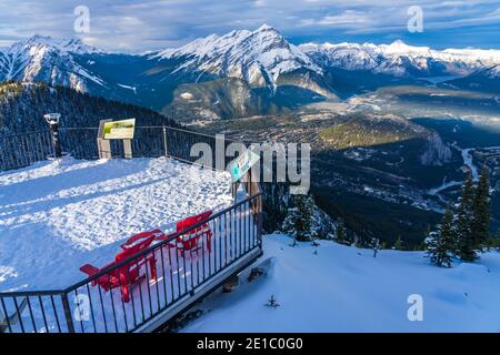 Sentier de la montagne de soufre, escaliers en bois et promenades le long du sommet. Parc national Banff, Rocheuses canadiennes. AB, Canada Banque D'Images