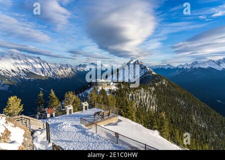 Sentier de la montagne de soufre, escaliers en bois et promenades le long du sommet. Parc national Banff, Rocheuses canadiennes. AB, Canada Banque D'Images