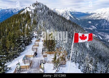 Sentier de la montagne de soufre, escaliers en bois et promenades le long du sommet. Parc national Banff, Rocheuses canadiennes. AB, Canada Banque D'Images