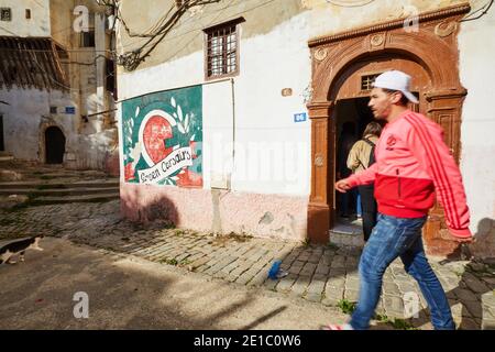 Fresques représentant les héros de la bataille d'Alger Casbah à Alger, Algérie, le 6 janvier 2021. La Kasbah d'Alger, une ville millénaire classée par l'UNESCO en 1992 comme site du patrimoine mondial, se reconnecte à son passé par des graffitis et des peintures murales faits par les jeunes en hommage à leurs aînés. Dans ses ruelles escarpées, inaccessibles en voiture, les jeunes fans de football et les deux équipes rivales de cette vieille médina construite sur une pente raide de 118 m de différence de hauteur se confrontent à travers des graffitis. Qu'ils portent le vert et le rouge du Mouloudia Club d'Alger (MCA) ou le rouge et le noir de l'ONU Banque D'Images