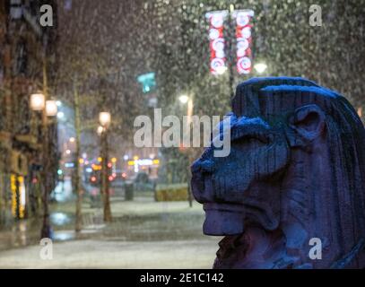 Une douche à neige s'installe sur les lions de la place du marché, Nottingham City Centre Notinghamshire Angleterre Royaume-Uni Banque D'Images