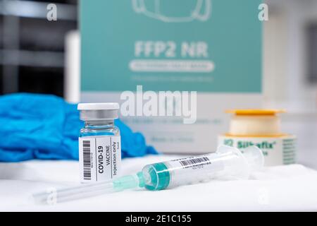 NIMÈGUE, PAYS-BAS - 2 JANVIER : illustration du vaccin Corona / du vaccin Covid-19. Seringue et flacon devant la boîte avec masques FFP2 le 2 janvier 202 Banque D'Images
