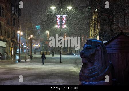 Une douche à neige s'installe sur les lions de la place du marché, Nottingham City Centre Notinghamshire Angleterre Royaume-Uni Banque D'Images