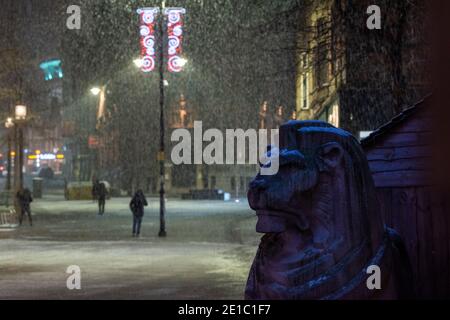 Une douche à neige s'installe sur les lions de la place du marché, Nottingham City Centre Notinghamshire Angleterre Royaume-Uni Banque D'Images