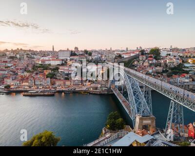 Vue aérienne de la belle ville de Porto au coucher du soleil, au nord du Portugal Banque D'Images