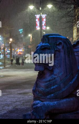 Une douche à neige s'installe sur les lions de la place du marché, Nottingham City Centre Notinghamshire Angleterre Royaume-Uni Banque D'Images