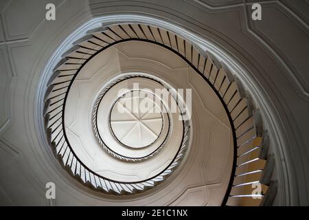 Bel escalier en colimaçon dans une ancienne maison de résidence à Varsovie, Pologne Banque D'Images