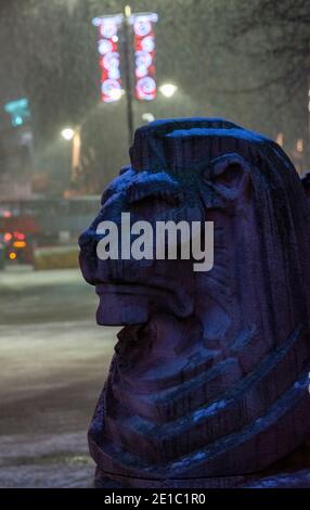 Une douche à neige s'installe sur les lions de la place du marché, Nottingham City Centre Notinghamshire Angleterre Royaume-Uni Banque D'Images