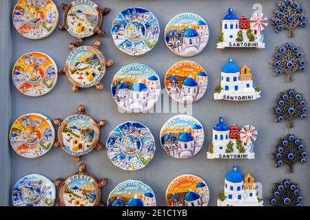 Santorini, Grèce - 17 septembre 2020 : souvenirs de l'île grecque de Santorini vendus dans la rue d'Oia Banque D'Images