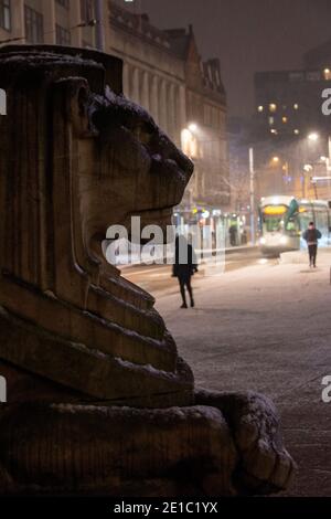 Une douche à neige s'installe sur les lions de la place du marché, Nottingham City Centre Notinghamshire Angleterre Royaume-Uni Banque D'Images