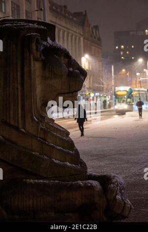 Une douche à neige s'installe sur les lions de la place du marché, Nottingham City Centre Notinghamshire Angleterre Royaume-Uni Banque D'Images