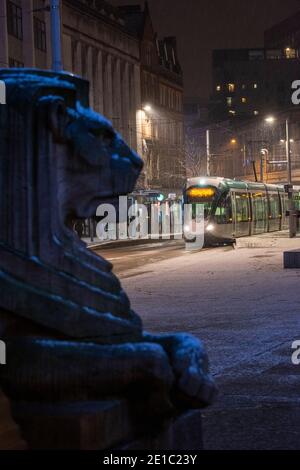 Une douche à neige s'installe sur les lions de la place du marché, Nottingham City Centre Notinghamshire Angleterre Royaume-Uni Banque D'Images