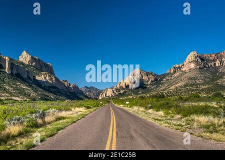 Cave Creek Canyon, Silver Peak à droite, vu de la route près de portail, montagnes Chiricahua, Arizona, USA Banque D'Images