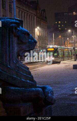 Une douche à neige s'installe sur les lions de la place du marché, Nottingham City Centre Notinghamshire Angleterre Royaume-Uni Banque D'Images