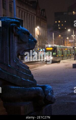 Une douche à neige s'installe sur les lions de la place du marché, Nottingham City Centre Notinghamshire Angleterre Royaume-Uni Banque D'Images