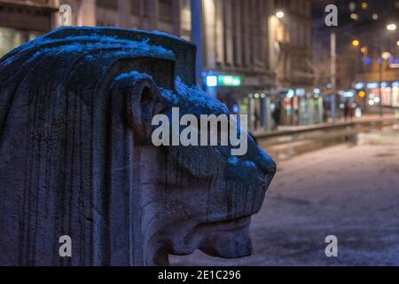 Une douche à neige s'installe sur les lions de la place du marché, Nottingham City Centre Notinghamshire Angleterre Royaume-Uni Banque D'Images