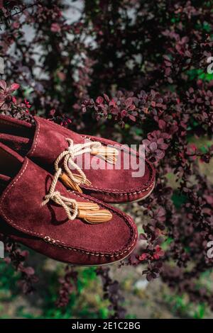 chaussures pour hommes mocassins couleur cerise. photo dans la rue Banque D'Images