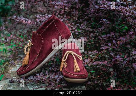 chaussures pour hommes mocassins couleur cerise. photo dans la rue Banque D'Images