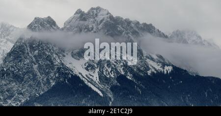 Garmisch Partenkirchen, Allemagne. 06e janvier 2021. Les montagnes enneigées de Wetterstein apparaissent dans des tons de gris. Credit: Angelika Warmuth/dpa/Alamy Live News Banque D'Images