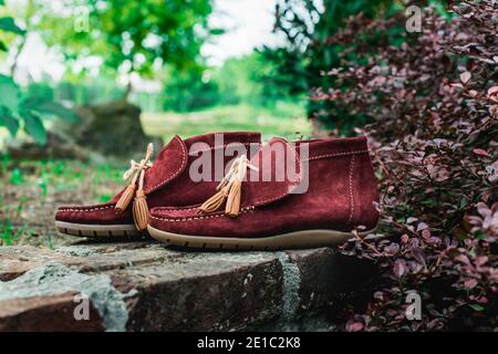 chaussures pour hommes mocassins couleur cerise. photo dans la rue Banque D'Images