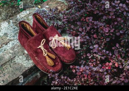 chaussures pour hommes mocassins couleur cerise. photo dans la rue Banque D'Images