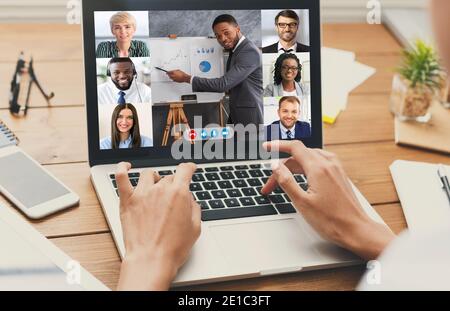 Femme d'affaires ayant une réunion d'entreprise en ligne à distance assis à l'intérieur d'un ordinateur portable Banque D'Images