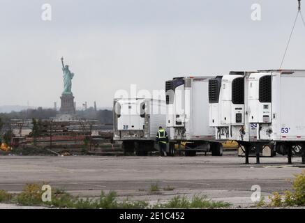 (210106) -- BEIJING, le 6 janvier 2021 (Xinhua) -- des remorques réfrigérées sont vues à une morgue temporaire à Brooklyn, New York, aux États-Unis, le 11 mai 2020. (Xinhua/Wang Ying) Banque D'Images