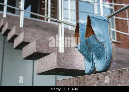 chaussures pour hommes mocassins couleur bleue. photo dans la rue Banque D'Images