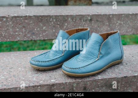 chaussures pour hommes mocassins couleur bleue. photo dans la rue Banque D'Images