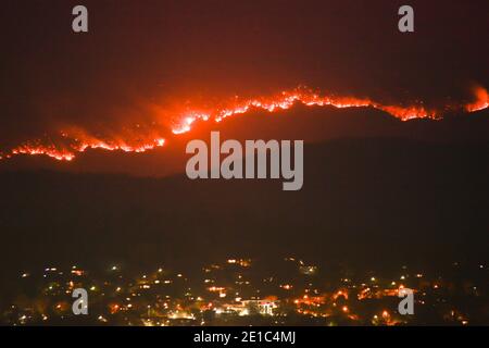 (210106) -- BEIJING, le 6 janvier 2021 (Xinhua) -- la photo prise le 31 janvier 2020 montre un feu de brousse dans la vallée Orraral, au sud de Canberra, en Australie. (Photo de Liu Changchang/Xinhua) Banque D'Images