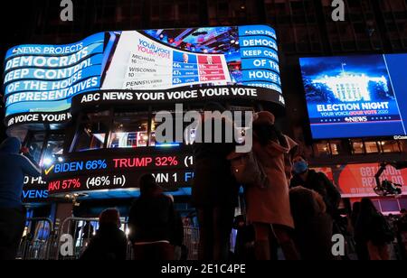 (210106) -- BEIJING, le 6 janvier 2021 (Xinhua) -- les gens regardent la diffusion en direct du décompte des bulletins de vote lors de l'élection présidentielle américaine de 2020 sur Times Square à New York, aux États-Unis, le 3 novembre 2020. (Xinhua/Wang Ying) Banque D'Images