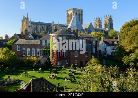 2 bâtiments historiques de première classe - église Minster et hôtel et jardin Gray's court - depuis les murs de la ville dans la ville pittoresque de York, North Yorkshire, Angleterre, Royaume-Uni. Banque D'Images