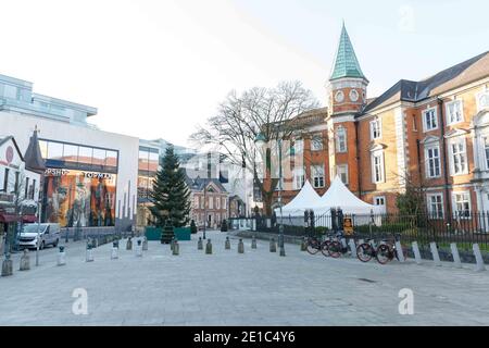 Cork, Irlande. 6 janvier 2021. Les clients se rendre en ville par crainte de nouvelles restrictions, Cork City. Emmet place a quitté déserté ce matin. De nombreuses rues de Cork City ont été laissées désertes aujourd'hui, à l'exception de certains acheteurs qui ont pris la ville par crainte de nouvelles restrictions à annoncer ce soir, ces restrictions sont considérées comme incluant d'autres limites de voyage ainsi que l'arrêt de Click and Collect services pour les services non essentiels. Credit: Damian Coleman/Alay Live News Banque D'Images