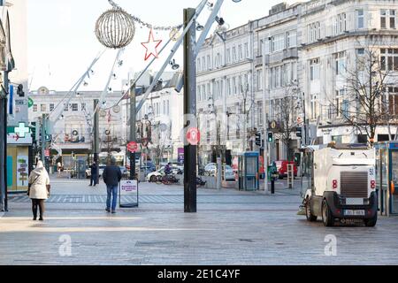 Cork, Irlande. 6 janvier 2021. Les clients se rendre en ville par crainte de nouvelles restrictions, Cork City. Les amateurs de shopping se rendent sur la rue St Patricks Street. De nombreuses rues de Cork City ont été laissées désertes aujourd'hui, à l'exception de certains acheteurs qui ont pris la ville par crainte de nouvelles restrictions à annoncer ce soir, ces restrictions sont considérées comme incluant d'autres limites de voyage ainsi que l'arrêt de Click and Collect services pour les services non essentiels. Credit: Damian Coleman/Alay Live News Banque D'Images