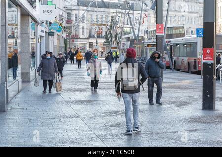 Cork, Irlande. 6 janvier 2021. Les clients se rendre en ville par crainte de nouvelles restrictions, Cork City. Les amateurs de shopping se rendent sur la rue St Patricks Street. De nombreuses rues de Cork City ont été laissées désertes aujourd'hui, à l'exception de certains acheteurs qui ont pris la ville par crainte de nouvelles restrictions à annoncer ce soir, ces restrictions sont considérées comme incluant d'autres limites de voyage ainsi que l'arrêt de Click and Collect services pour les services non essentiels. Credit: Damian Coleman/Alay Live News Banque D'Images