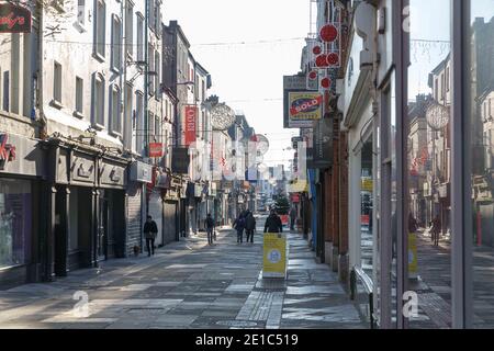 Cork, Irlande. 6 janvier 2021. Les clients se rendre en ville par crainte de nouvelles restrictions, Cork City. Les acheteurs se rendent dans les rues de Cork. De nombreuses rues de Cork City ont été laissées désertes aujourd'hui, à l'exception de certains acheteurs qui ont pris la ville par crainte de nouvelles restrictions à annoncer ce soir, ces restrictions sont considérées comme incluant d'autres limites de voyage ainsi que l'arrêt de Click and Collect services pour les services non essentiels. Credit: Damian Coleman/Alay Live News Banque D'Images