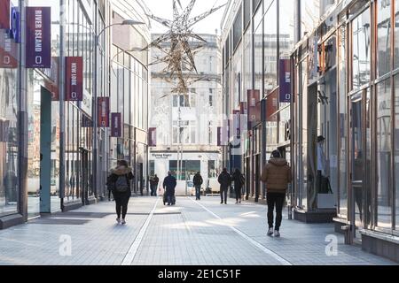 Cork, Irlande. 6 janvier 2021. Les clients se rendre en ville par crainte de nouvelles restrictions, Cork City. De nombreuses rues de Cork City ont été laissées désertes aujourd'hui, à l'exception de certains acheteurs qui ont pris la ville par crainte de nouvelles restrictions à annoncer ce soir, ces restrictions sont considérées comme incluant d'autres limites de voyage ainsi que l'arrêt de Click and Collect services pour les services non essentiels. Credit: Damian Coleman/Alay Live News Banque D'Images