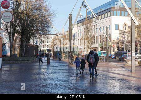 Cork, Irlande. 6 janvier 2021. Les clients se rendre en ville par crainte de nouvelles restrictions, Cork City. Les acheteurs s'y mettent de manière improvisé sur la Grande Parade. De nombreuses rues de Cork City ont été laissées désertes aujourd'hui, à l'exception de certains acheteurs qui ont pris la ville par crainte de nouvelles restrictions à annoncer ce soir, ces restrictions sont considérées comme incluant d'autres limites de voyage ainsi que l'arrêt de Click and Collect services pour les services non essentiels. Credit: Damian Coleman/Alay Live News Banque D'Images