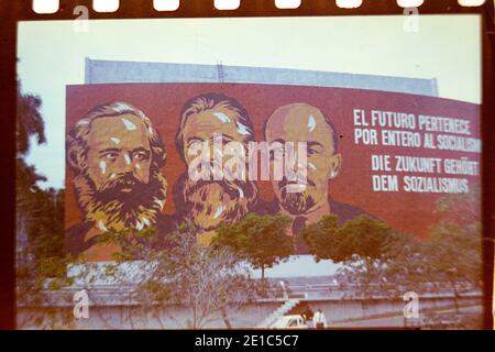 Affiche de propagande géante avec Karl Marx, Friedrich Engels et Vladimir Lénine images à la Havane, Cuba 1973, contact print Banque D'Images