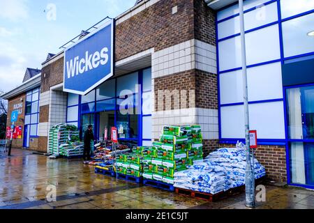 Epsom Surrey, Londres, Royaume-Uni janvier 06 2021, Wickes Home Improvement chaîne de détail pour salles de bains et cuisines Banque D'Images