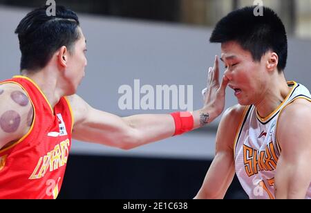 Pékin, province chinoise de Zhejiang. 22 décembre 2020. Shen Zijie (L) de Shenzhen Aviators rivalise avec Liu Guancen de Shanxi Loongs lors du 21e tour de match entre Shanxi Loongs et Shenzhen Aviators lors de la saison 2020-2021 de la ligue de l'Association chinoise de basket-ball (CBA) à Zhuji, dans la province de Zhejiang en Chine orientale, le 22 décembre 2020. Credit: Zhu Zheng/Xinhua/Alamy Live News Banque D'Images