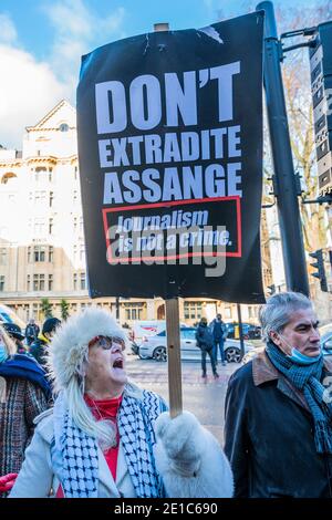 Londres, Royaume-Uni. 6 janvier 2021. Julian Assange ne parvient pas à se mettre sous caution au tribunal de Westminster. Ses partisans à l'extérieur n'étaient pas souvent interessés dans la distanciation sociale et le port de masques et beaucoup ont dit que la pandémie était un canular. Le premier jour du Lockdown national juridiquement exécutoire 3. Cela remplace les restrictions Tier 4 et l'instruction du gouvernement est que tout le monde reste chez lui pour éviter la pression sur le NHS. Crédit : Guy Bell/Alay Live News Banque D'Images