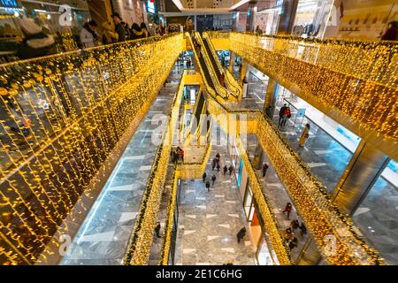 Les escaliers roulants illuminent les illuminations de Noël aux cours d'Hudson pendant le Vacances d'hiver Banque D'Images