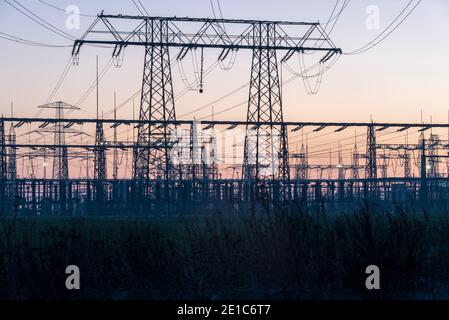 Wolmirstedt, Allemagne. 19 décembre 2020. Un lever de soleil coloré s'annonce à la station de transformation avec ses pylônes d'électricité visibles de loin. Credit: Stephan Schulz/dpa-Zentralbild/ZB/dpa/Alay Live News Banque D'Images