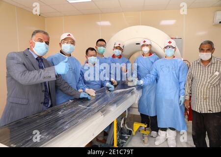 Pékin, Chine. 6 janvier 2021. Des experts médicaux chinois posent pour une photo avec des travailleurs de la santé iraquiens après l'installation de matériel CT à Bagdad, Irak, le 12 avril 2020. Credit: Xinhua/Alay Live News Banque D'Images