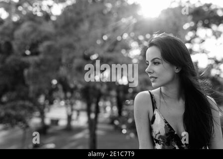 Young beautiful Hispanic woman relaxing in the park Banque D'Images