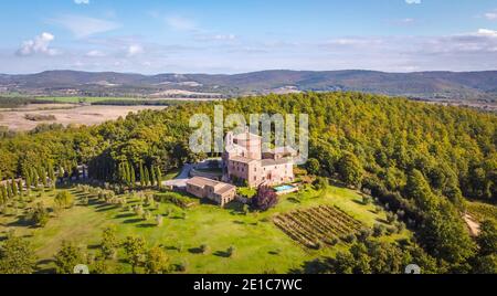 L'église romane de Monte Siepi (Eremo di Monte Siepi) , où il est possible de voir, encore, le 'mot dans la pierre', province de Sienne, Toscane regi Banque D'Images