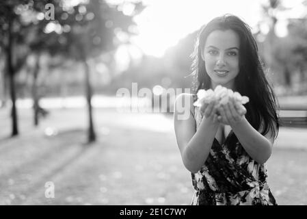 Young beautiful Hispanic woman relaxing in the park Banque D'Images