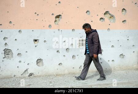 Pékin, Chine. 29 septembre 2020. La photo prise le 29 septembre 2020 montre un homme marchant près d'une maison endommagée lors d'affrontements dans le district de Tartar, en bordure de la région du Haut-Karabakh. Credit: Tofik Babayev/Xinhua/Alay Live News Banque D'Images