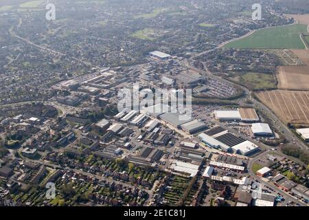 Vue aérienne du centre-ville de Waterlooville, vue sur Wellington Retail Park & Retail Units sur Arnside Road Banque D'Images